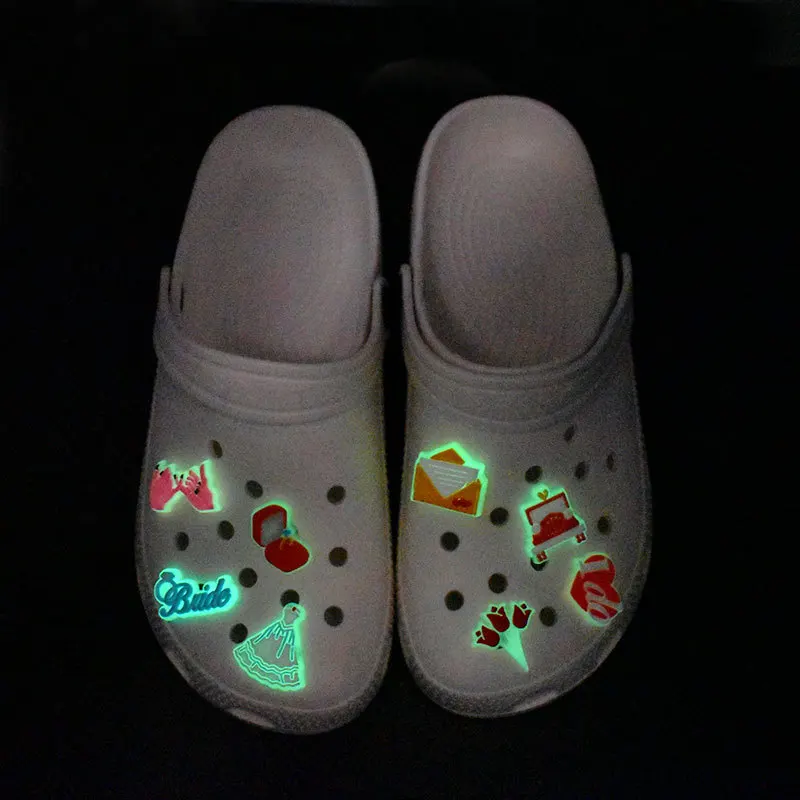 

Светящаяся мультяшная Пряжка для обуви, 1 шт., Кроксы, подвески, аксессуары, ФЛУОРЕСЦЕНТНОЕ украшение для обуви, детский подарок, бесплатная доставка