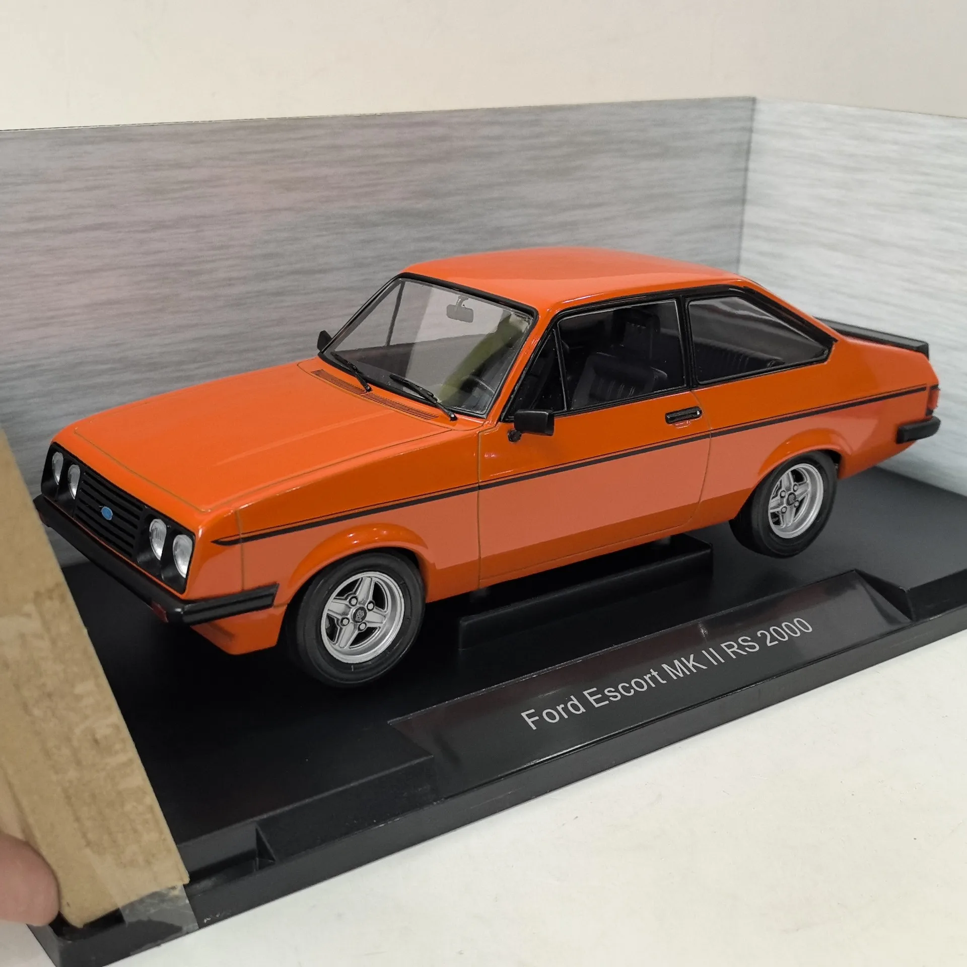 Фото Модель автомобиля FORD ESCORT MKII RS 2000 O2 из литого металла, масштаб 1/18. №4