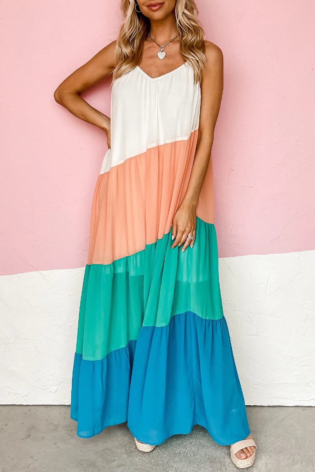 

Женское длинное асимметричное платье с V-образным вырезом и открытой спиной