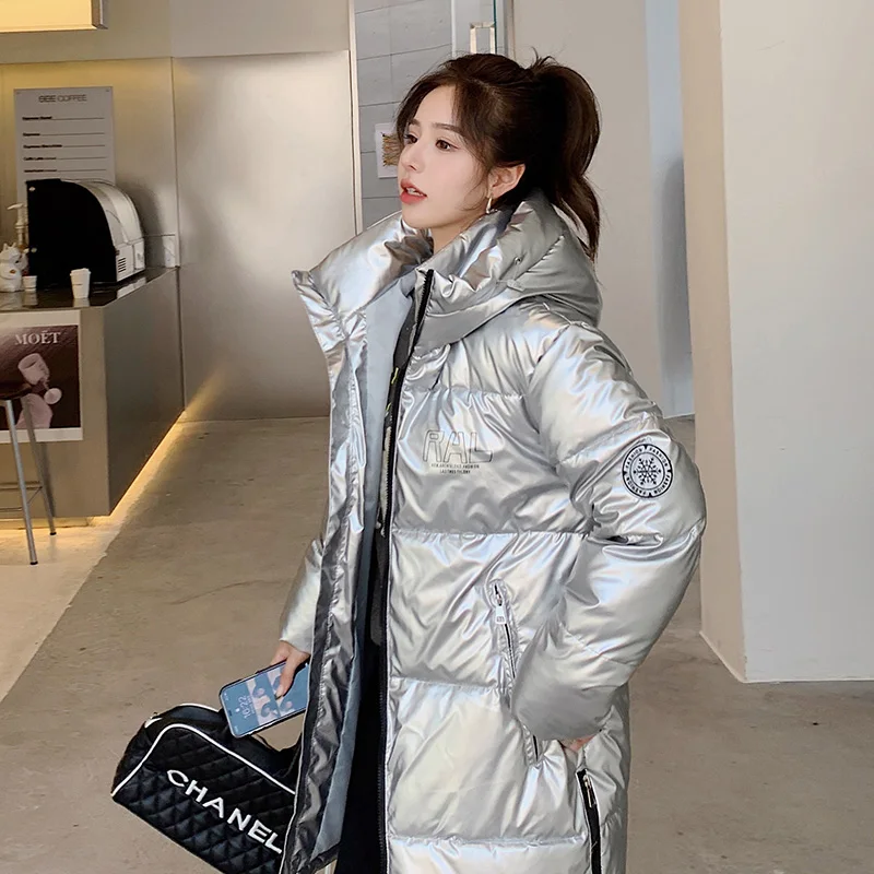 Куртка монклер с принтом. Девушка в черной зимней куртке. Пуховик монклер женский. Пуховик с надписью на рукаве. Куртка монклер валентино.