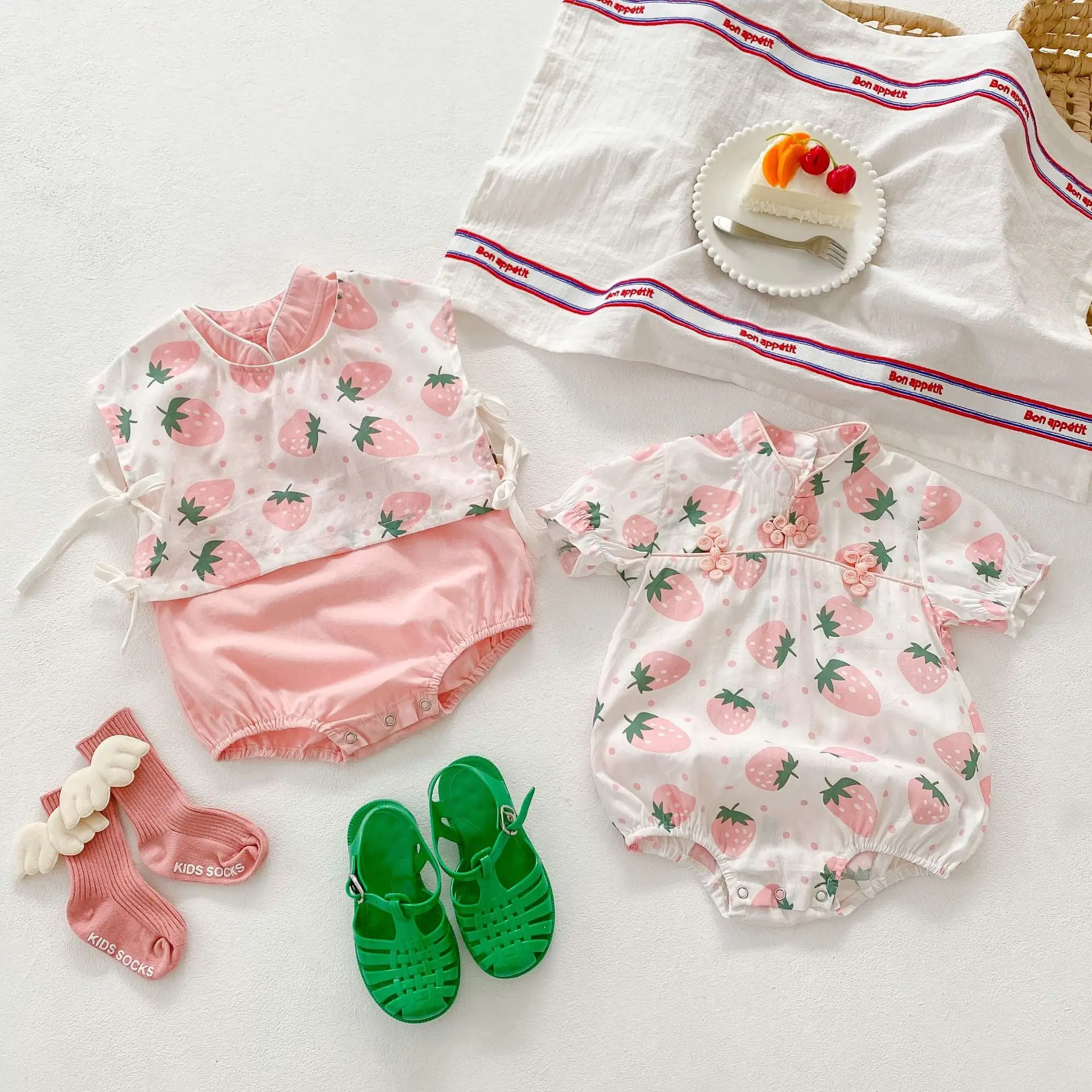 

Children's Clothing Baby Girl Hanfu Romper Chinese Style Kid Cheongsam Cotton Sleeveless Jumpsuit Toddler Strawberry One-piece
