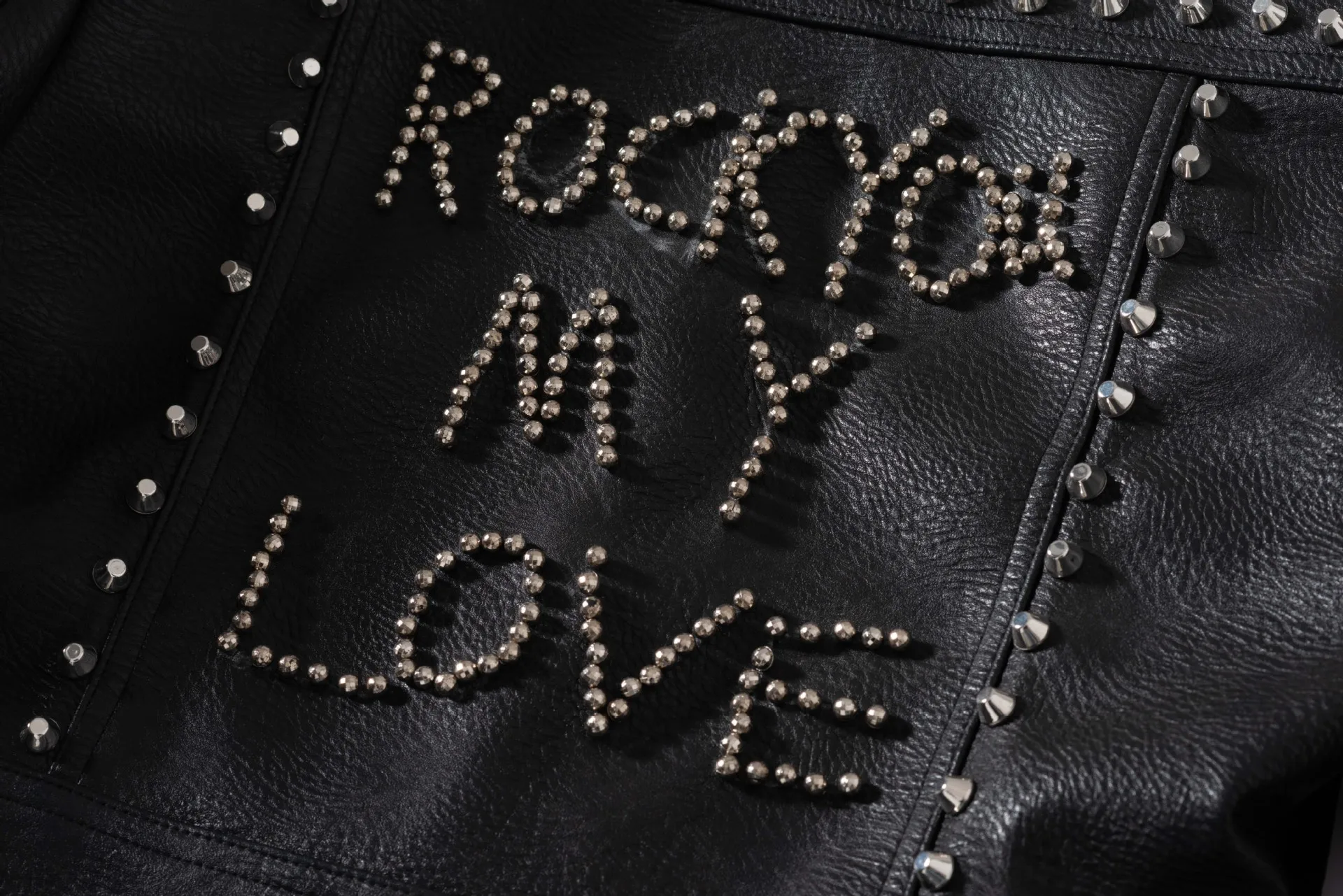 Ladies autumn and winter new street rock motorcycle punk style badge stitching heavy industry rivet short leather jacket