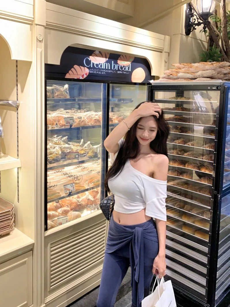 Футболка Gyaru женская с открытыми плечами белый базовый облегающий топ коротким