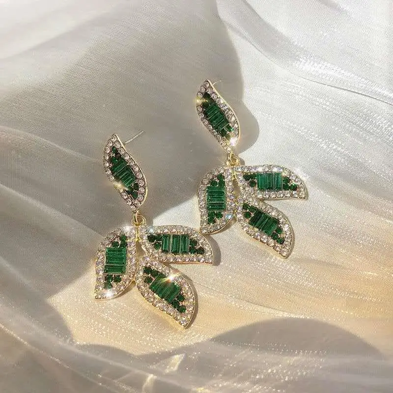 

2022 Cute Green Leaf Women Earring Long Luxury Dangle Aretes De Mujer Rhinestone Earrings Aesthetic Tassel Earrings Korean