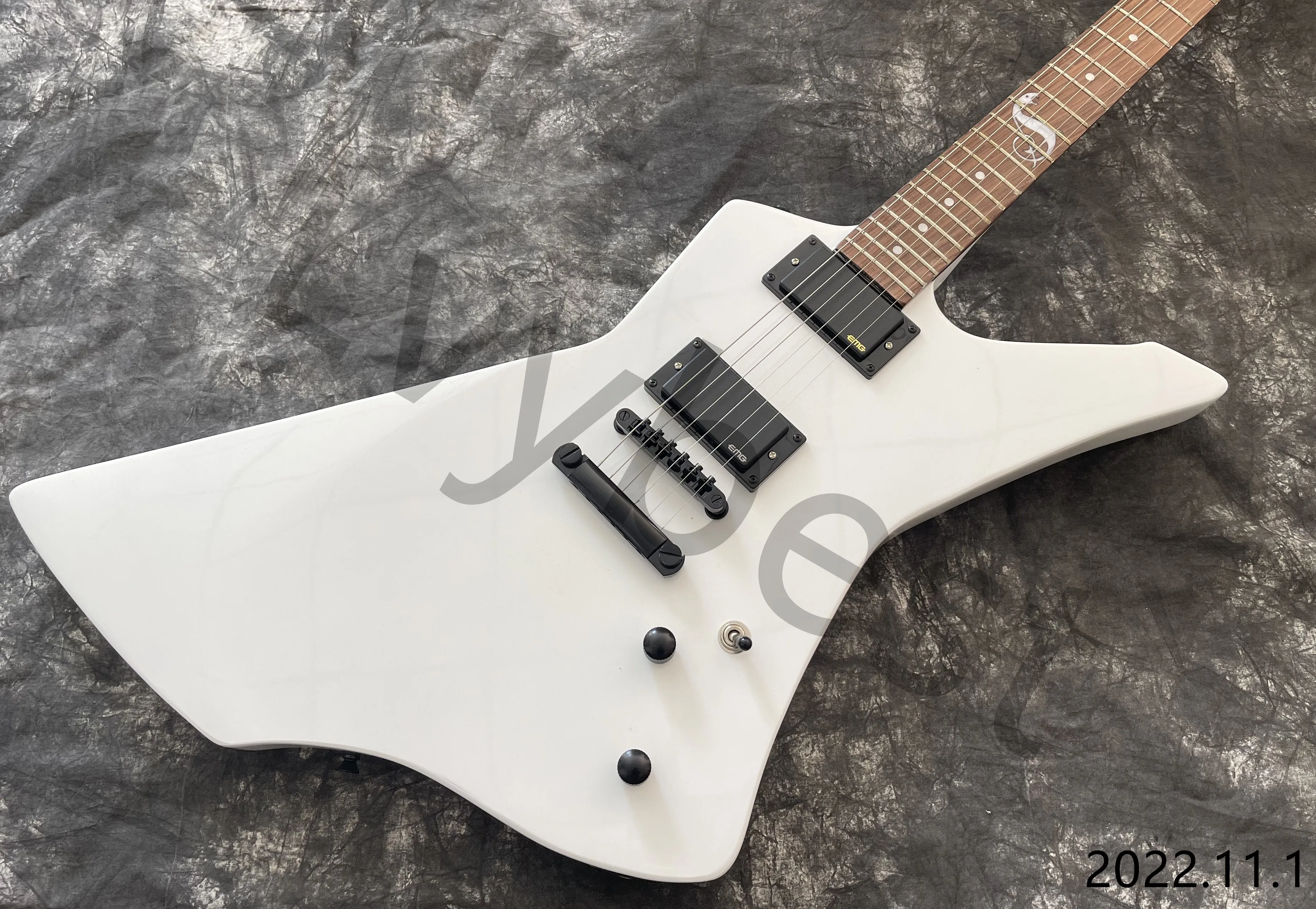 Электрогитара Lvybest однотонный белый цвет накладка из палисандра со змеиной белой