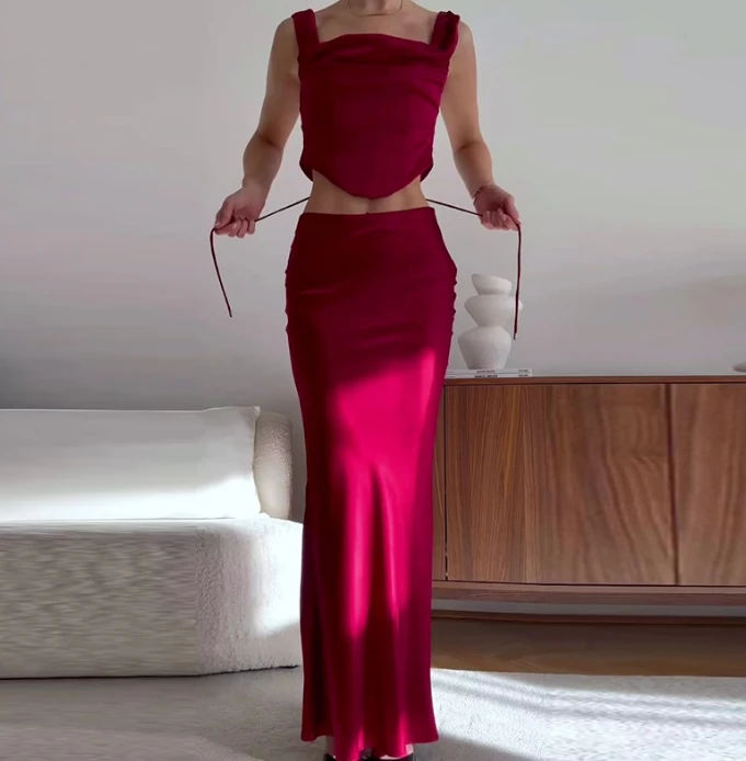 Высококачественный атласный комплект с сексуальным топом и юбкой на бретелях