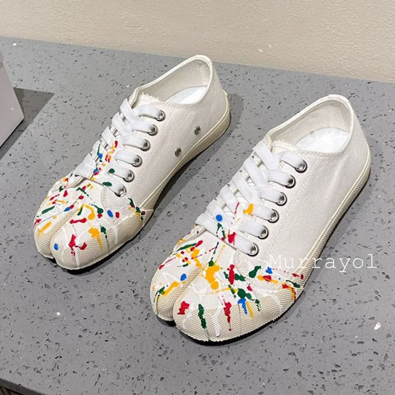 Новые парусиновые туфли на плоской подошве с круглым носком и разрезом шнуровке