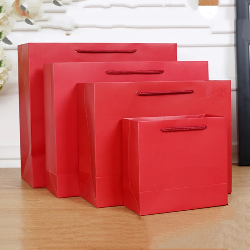 Подарочный пакет из красной бумаги с бесплатной печатью монохромный логотип 100