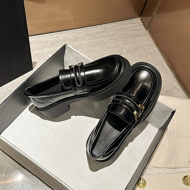 2023 New Small Leather Shoes Women's Metal Gold Buckle Decoration Thick Bottom Chunky Heel British Retro Style Loafers