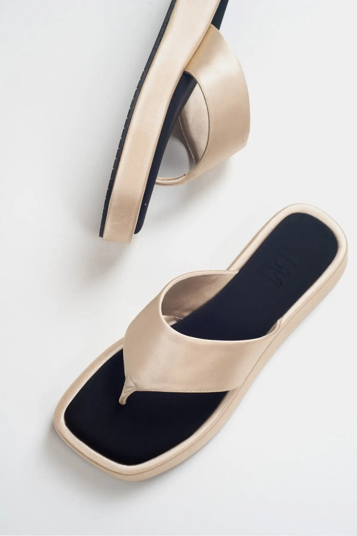 

892 gold Satin Women Slipper