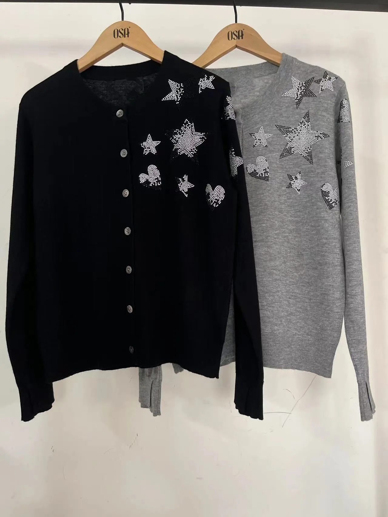 

Женский вязаный кардиган со звездами в форме сердца разы Новинка Осень 2022 однобортный трикотажный кардиган серого или черного цвета