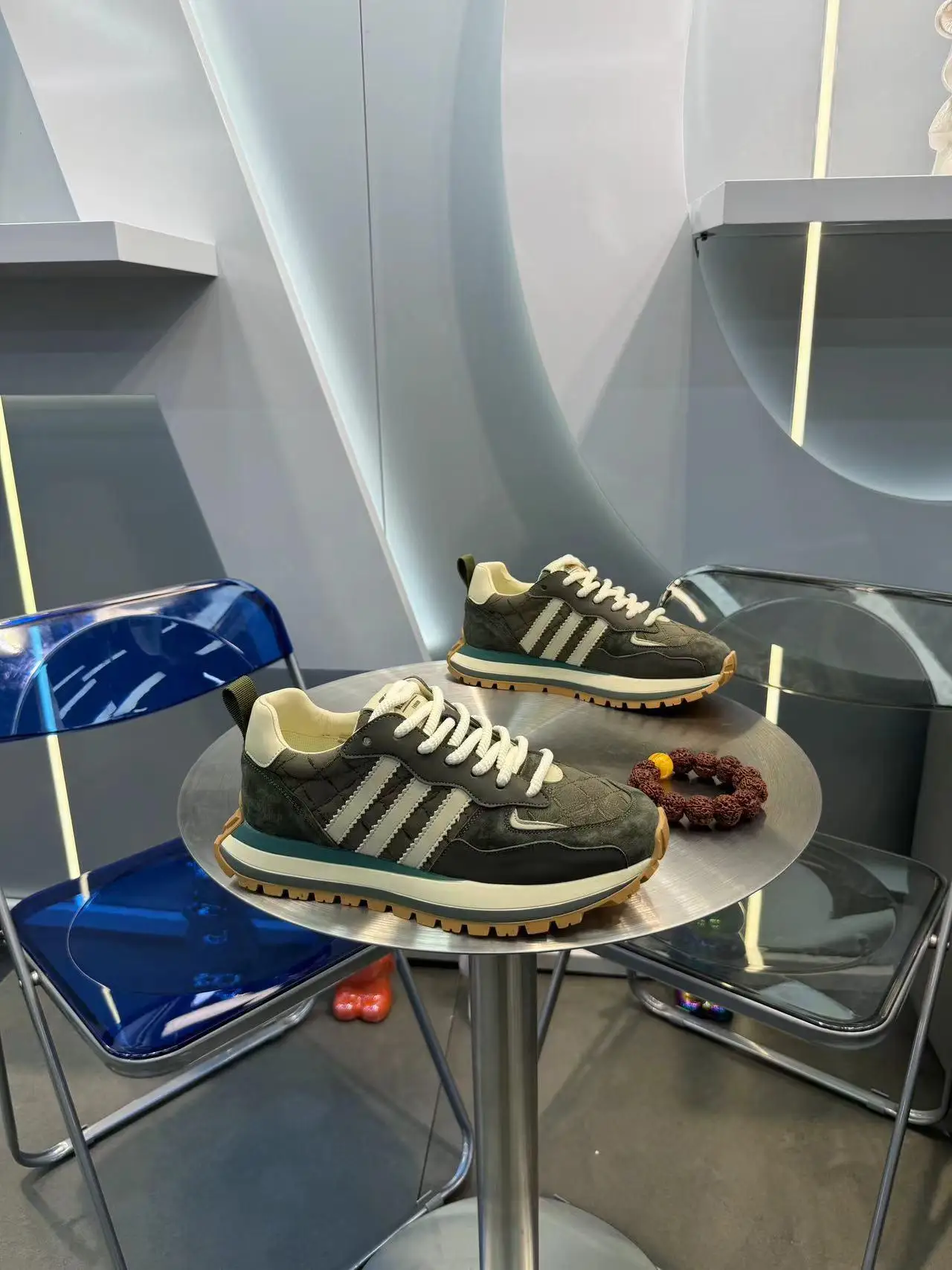 Универсальные модные кроссовки с тремя полосками и низом для подростков осенние