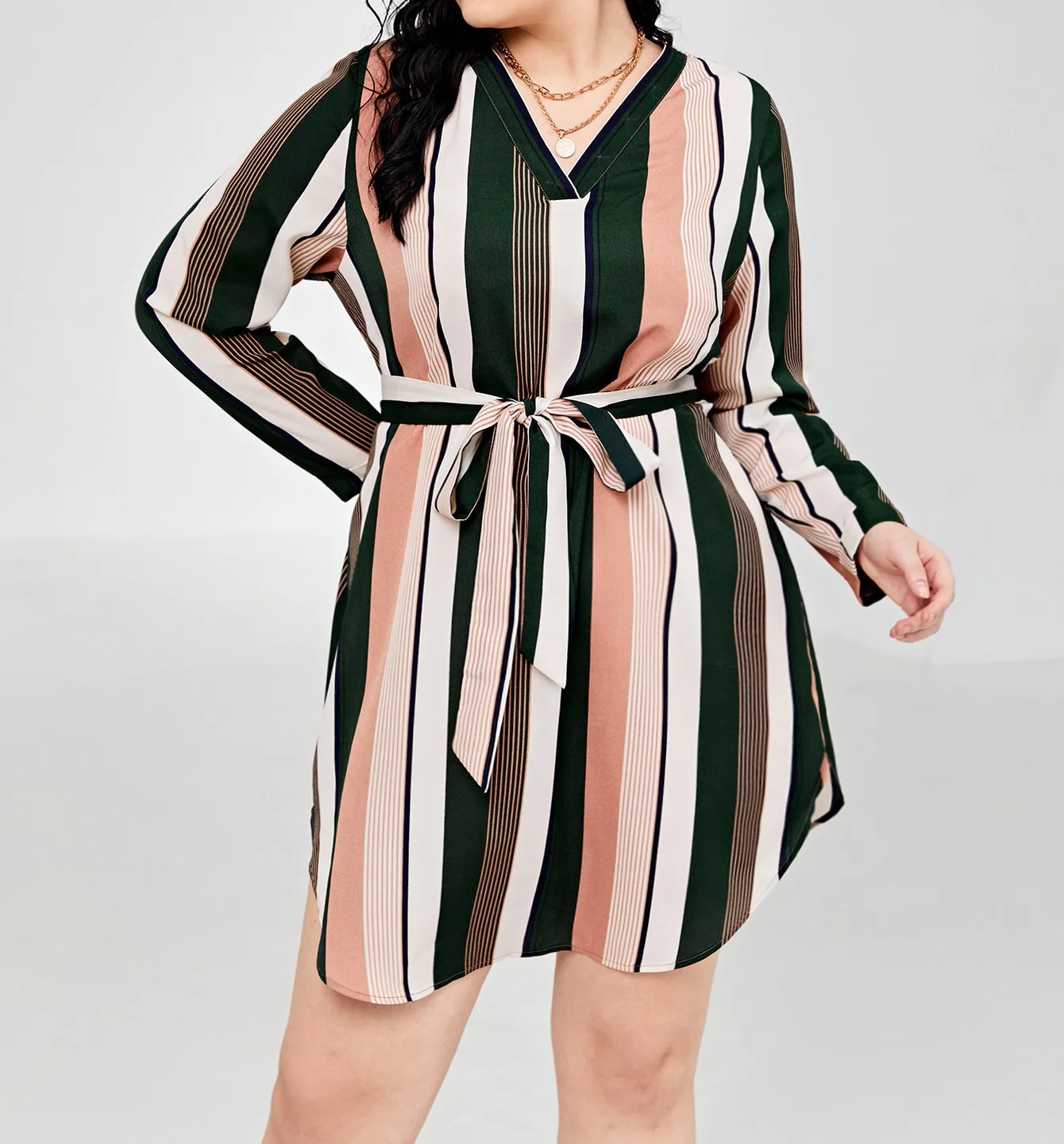

Plus-size dress with v-neck and waistline and long sleeves