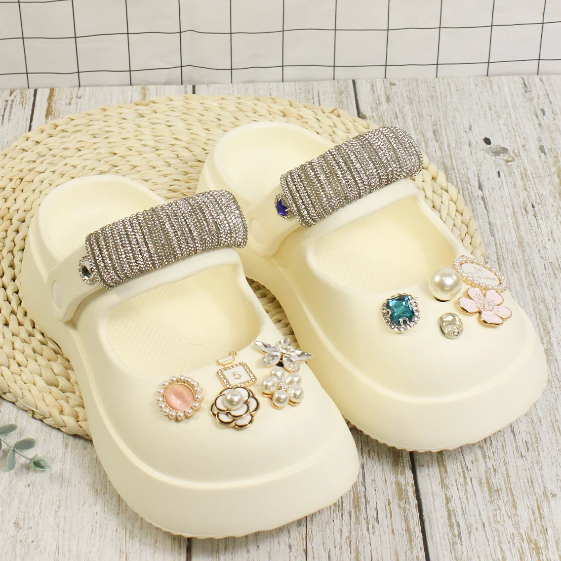 

Women Shoes Sweet Summer Flower Pearl Diamond Decor 5cm Platform Vented Clogs Slides Outdoor Beach Sandals for Girls Slippers