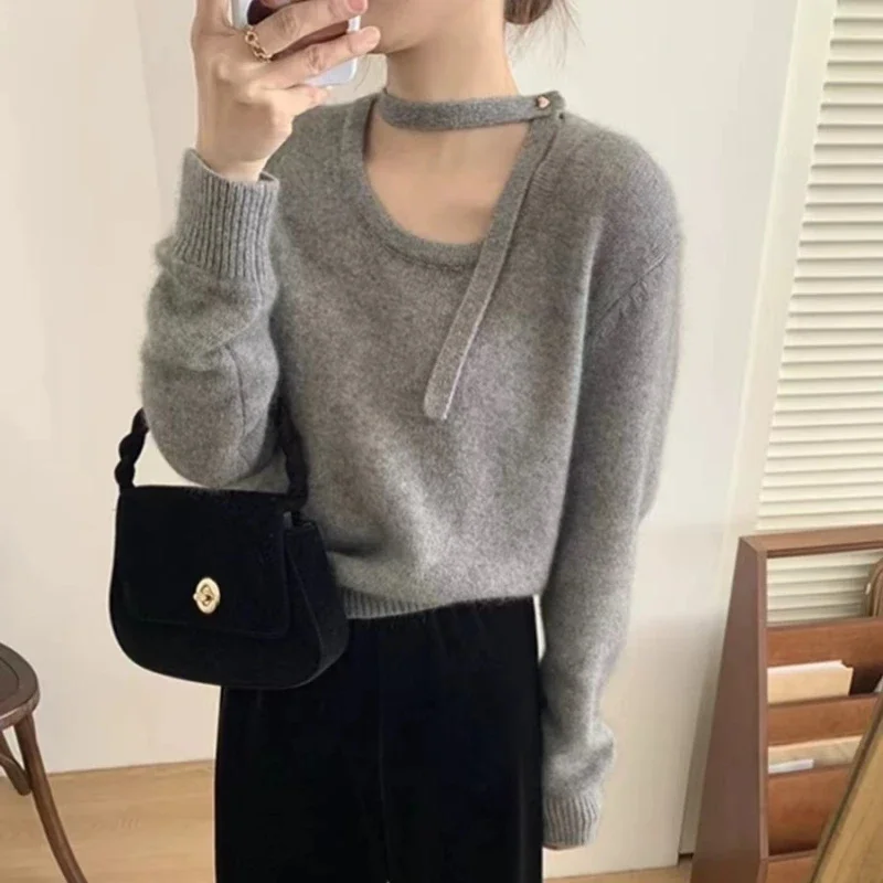 Бежевый свитер с подвесной лентой на шее и круглым вырезом толстая трикотажная