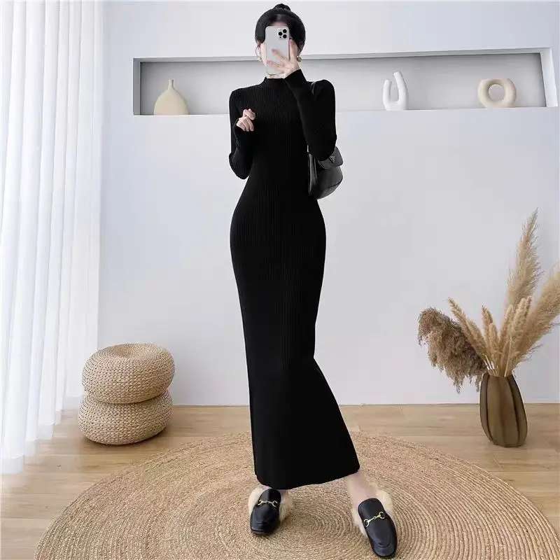 Женское трикотажное платье-макси с длинным рукавом и воротником-стойкой