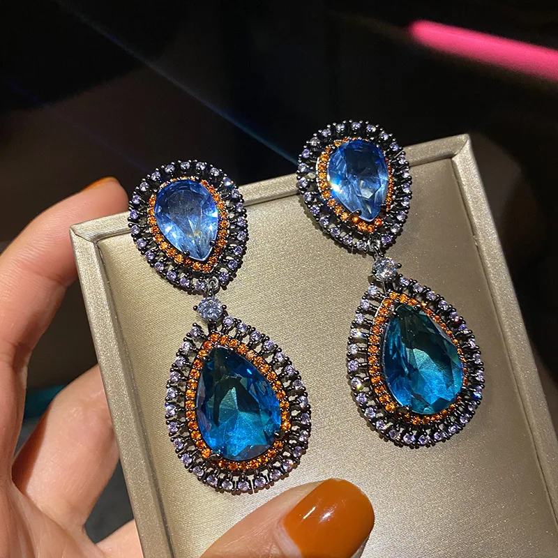 

Женские серьги с кристаллами из циркония в стиле ретро