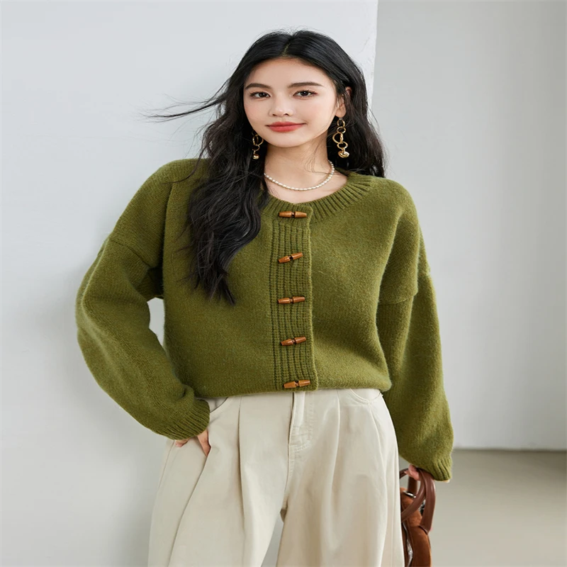 Мягкий клейкий свитер на пуговицах в студенческом стиле вязаный кардиган