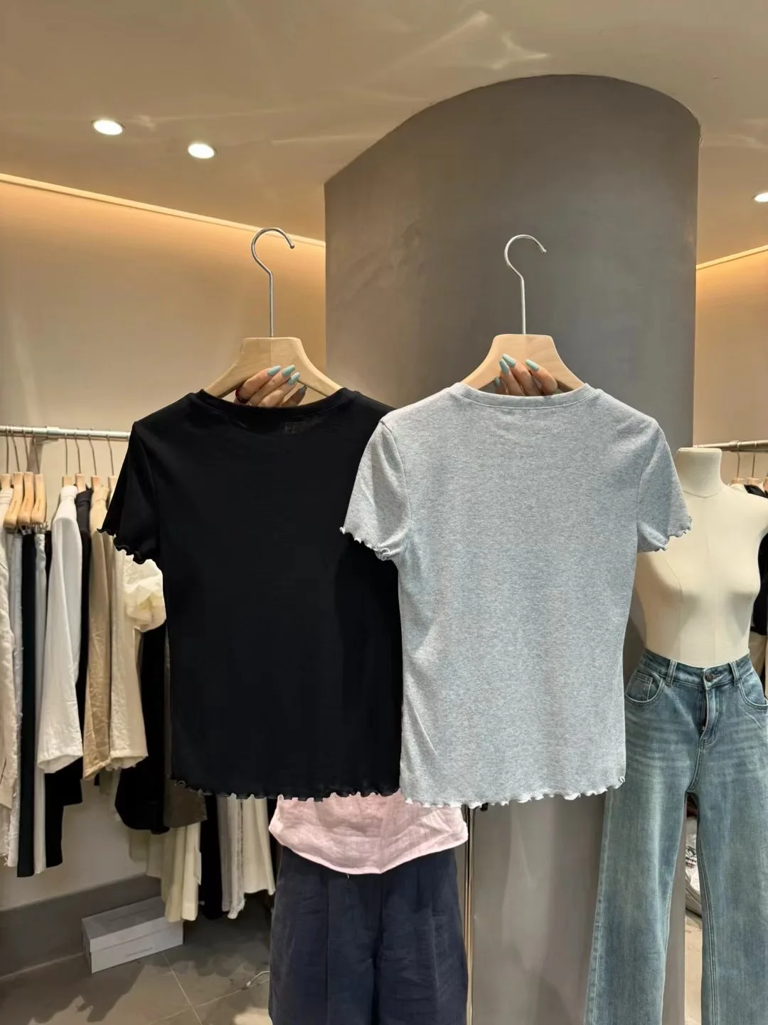 Женская футболка с коротким рукавом надписью на деревянном ухе