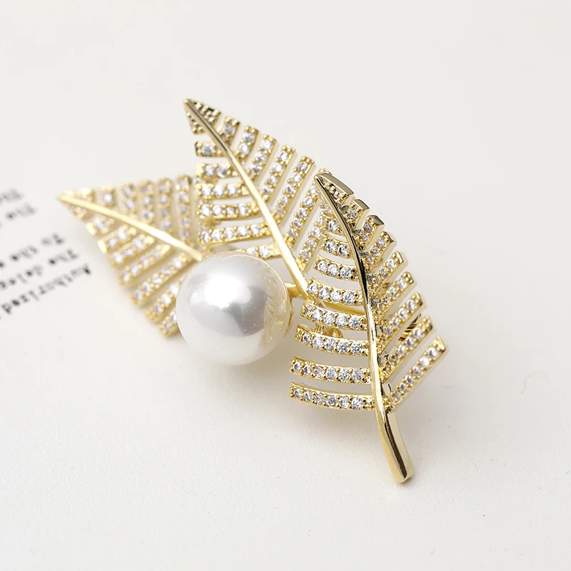 

Creative 3 Leaves Copper Lapel Pins Pearl Zircon Foliage Brass Brooches Pretty Women Girls Dress Suit Jewelry Decoration