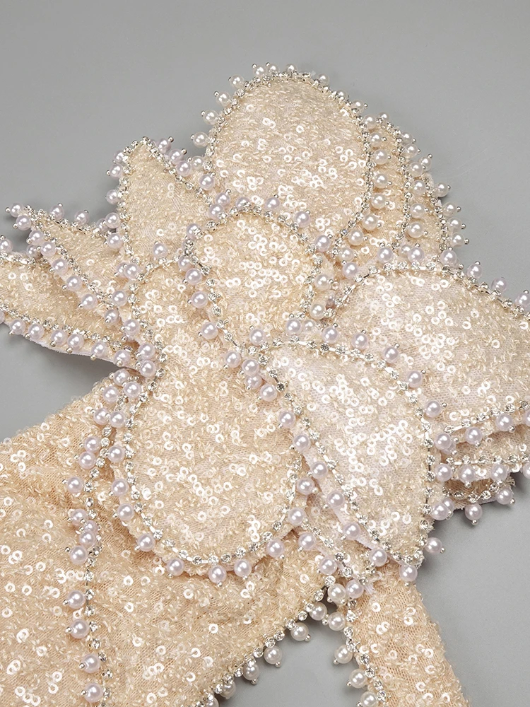 Платье русалки с структурированными лепестками цветов и цепочками на одно плечо