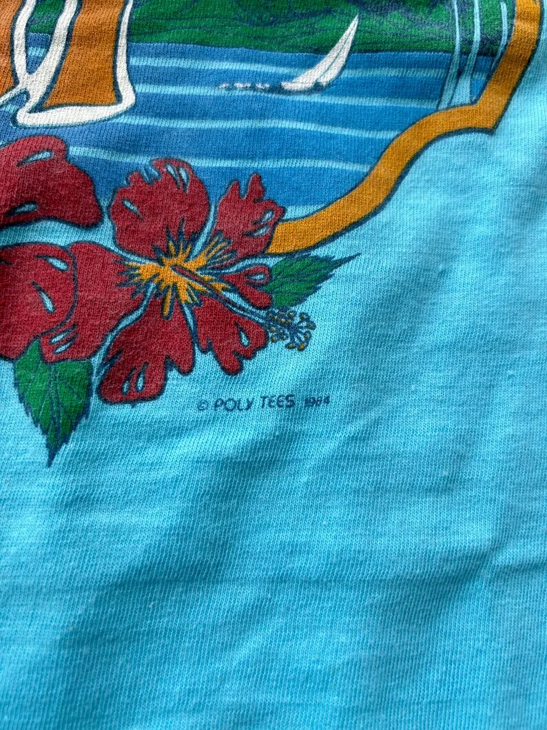 Винтажная футболка Maui Hawaii 80-х годов (XL) голубая с рисунком из полиэстера 1984 года