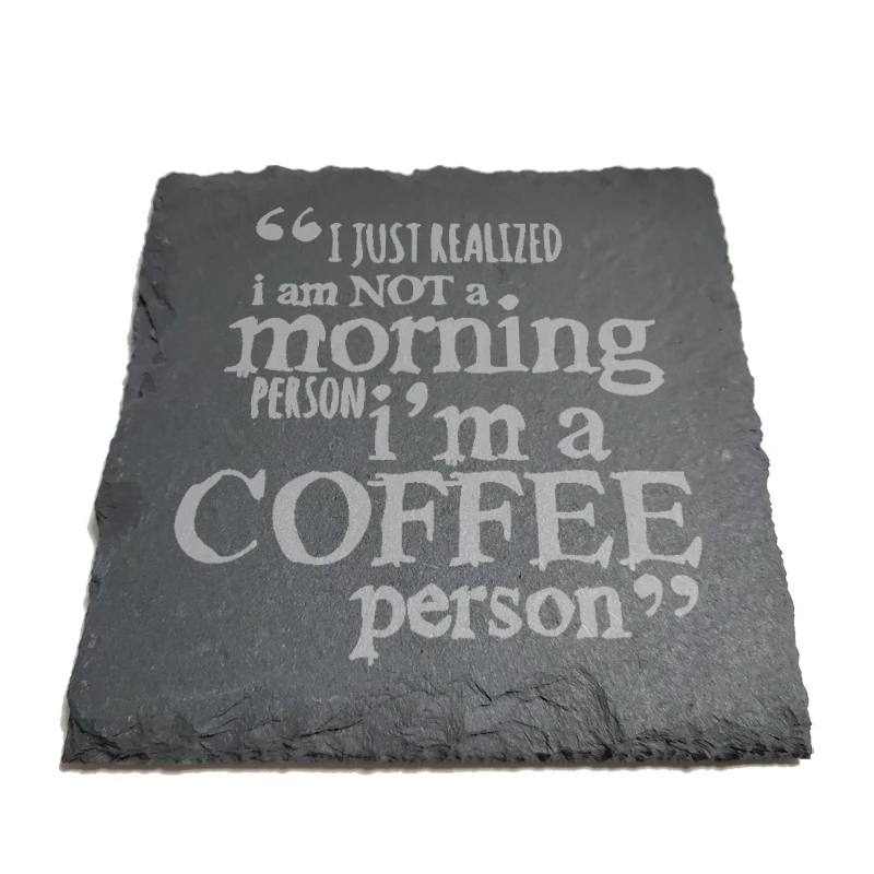 Я только что понял. Я не утренний человек. Подставки из натуральных камней «Я кофейный человек», черный сланец J070