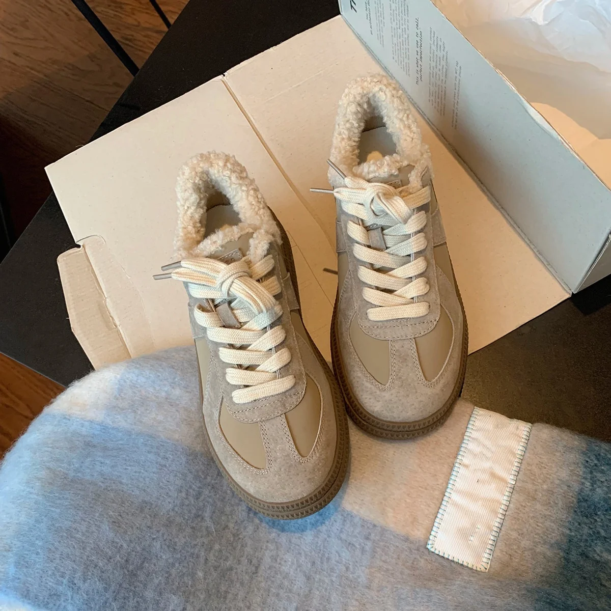 Женские кожаные Лоскутные кроссовки с коротким плюшем коллекция 2024 года узкие