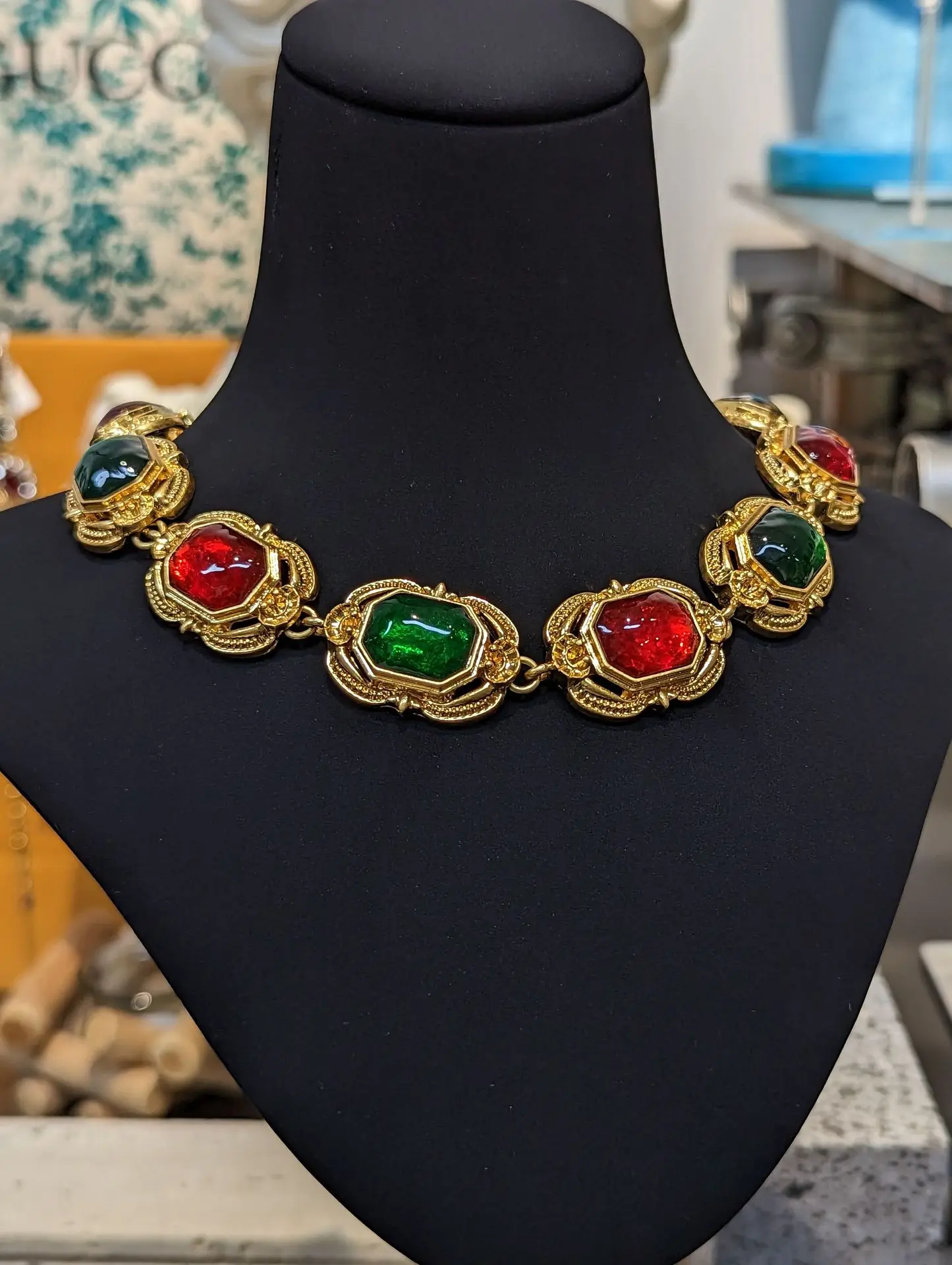 

Elegant court short choker necklace