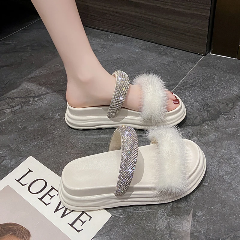 

Flat Shoes Female Slippers Women Summer Fur Flip Flops Platform Pantofle Luxury Slides Med Plush 2023 Designer Glitter PU