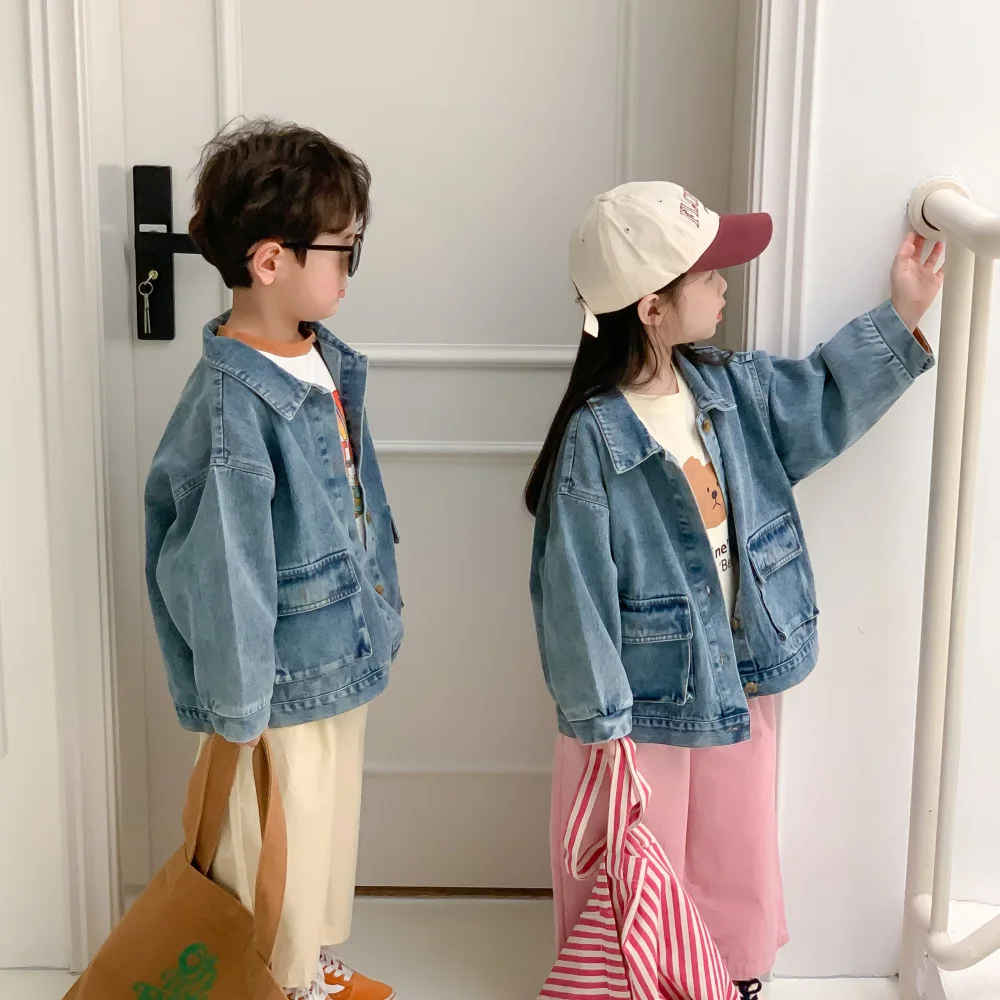 

4716D Детское пальто 2023 Весенняя новая Корейская однотонная джинсовая куртка для мальчиков повседневное джинсовое пальто с большими карманами верхняя одежда для девочек