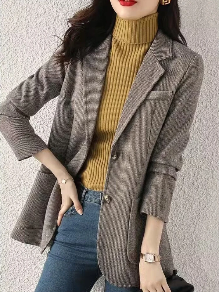 Рисунок 5 - Женский блейзер с отложным воротником