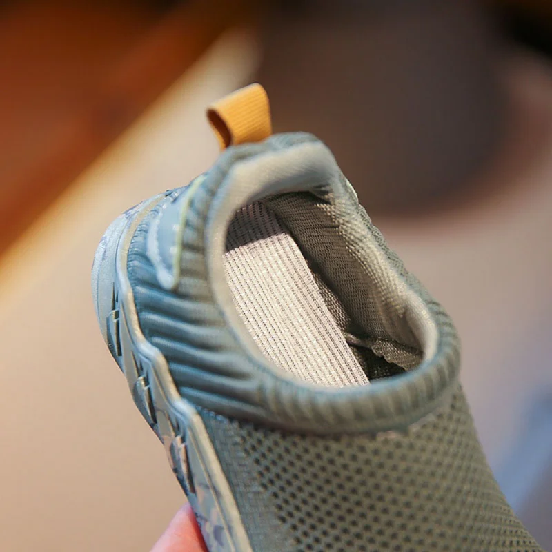 Кроссовки детские из дышащей сетчатой ткани на мягкой подошве