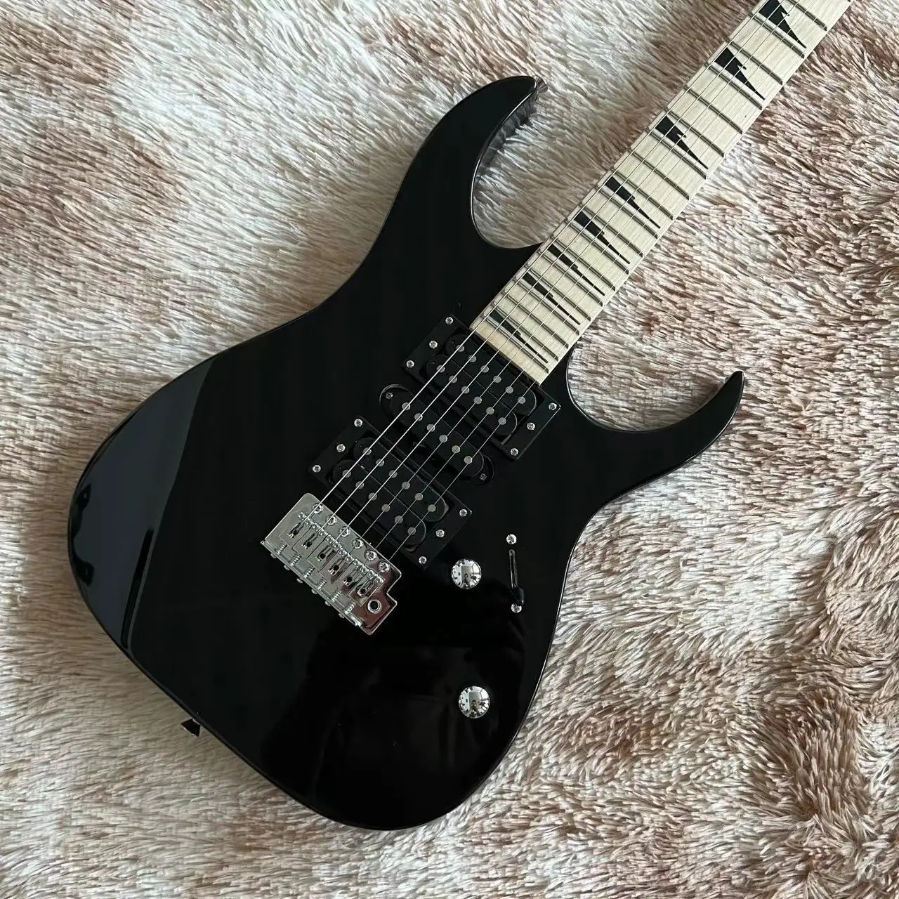 

New Electric Guitar Maple fingerboard Black color Handmade 6 stings gitaar