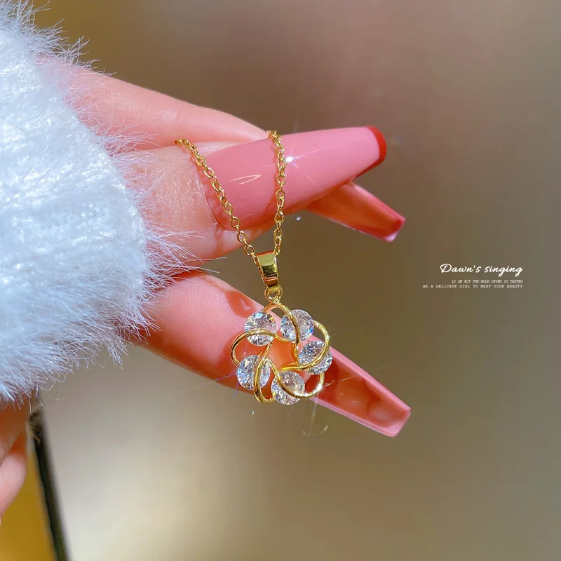 

[Titanium Steel] Round Five-petal Flower Temperament Micro-inlaid Diamond Necklace Exquisite Wind Clavicle Chain Accessories