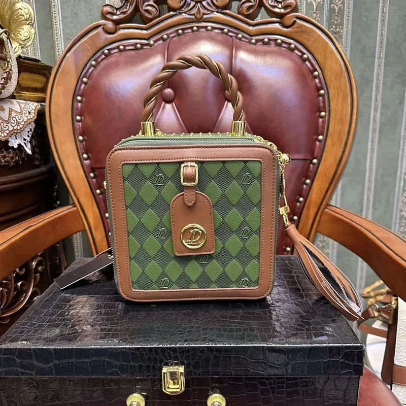 

Маленькие квадратные женские сумки в классическом стиле, дизайнерские ранцы от известного бренда, сумки-мессенджеры на одно плечо с бескон...