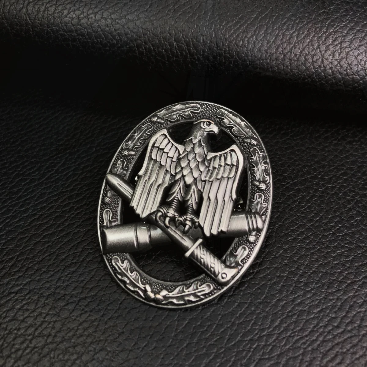 

Металлическая булавка Орёл