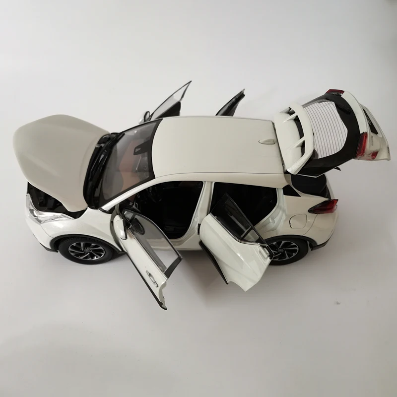 Коллекция моделей автомобилей из сплава IZOA в масштабе 1:18