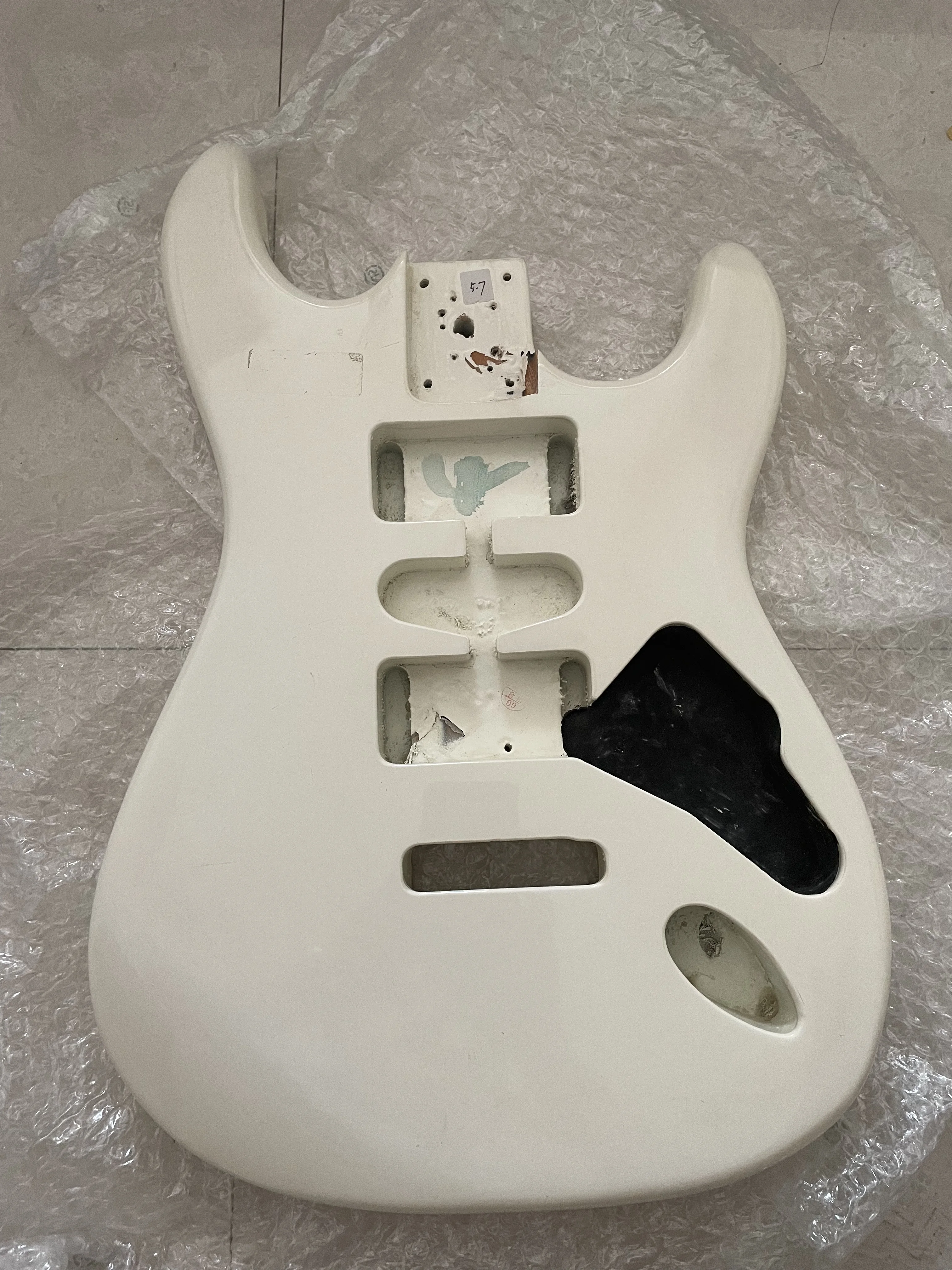 

Defective alder wood electric guitar body 4.7cm thick of American genuine origibal fender guitar parts milk white color not new