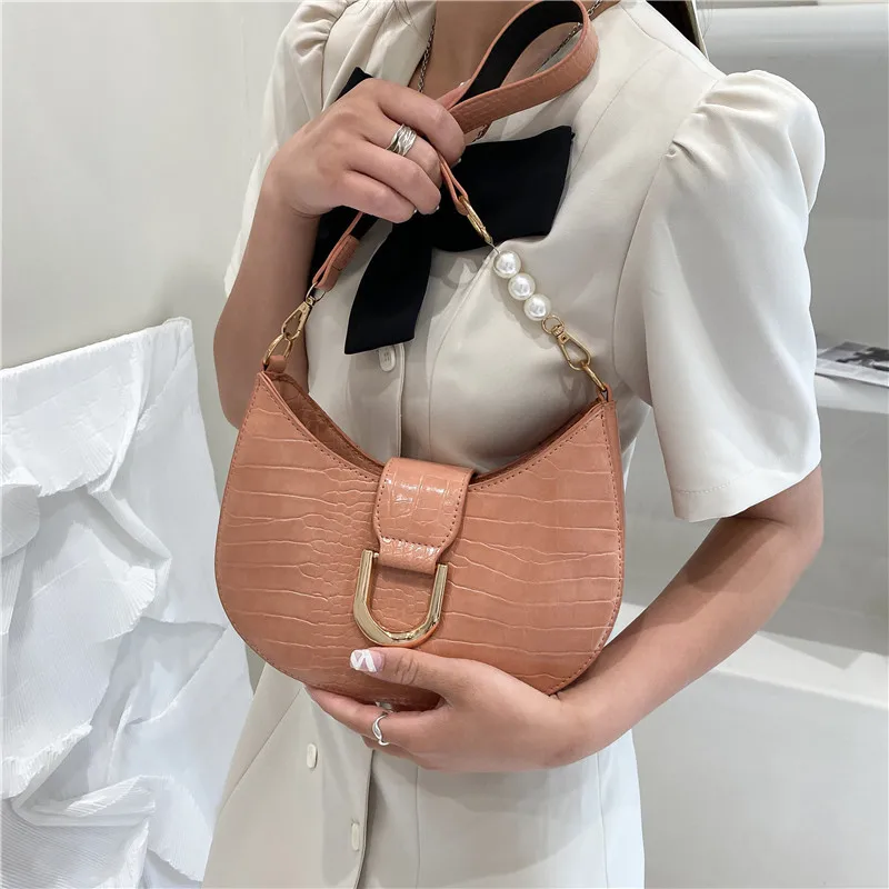 Классическая декоративная сумка через плечо с металлической пряжкой. Однотонный