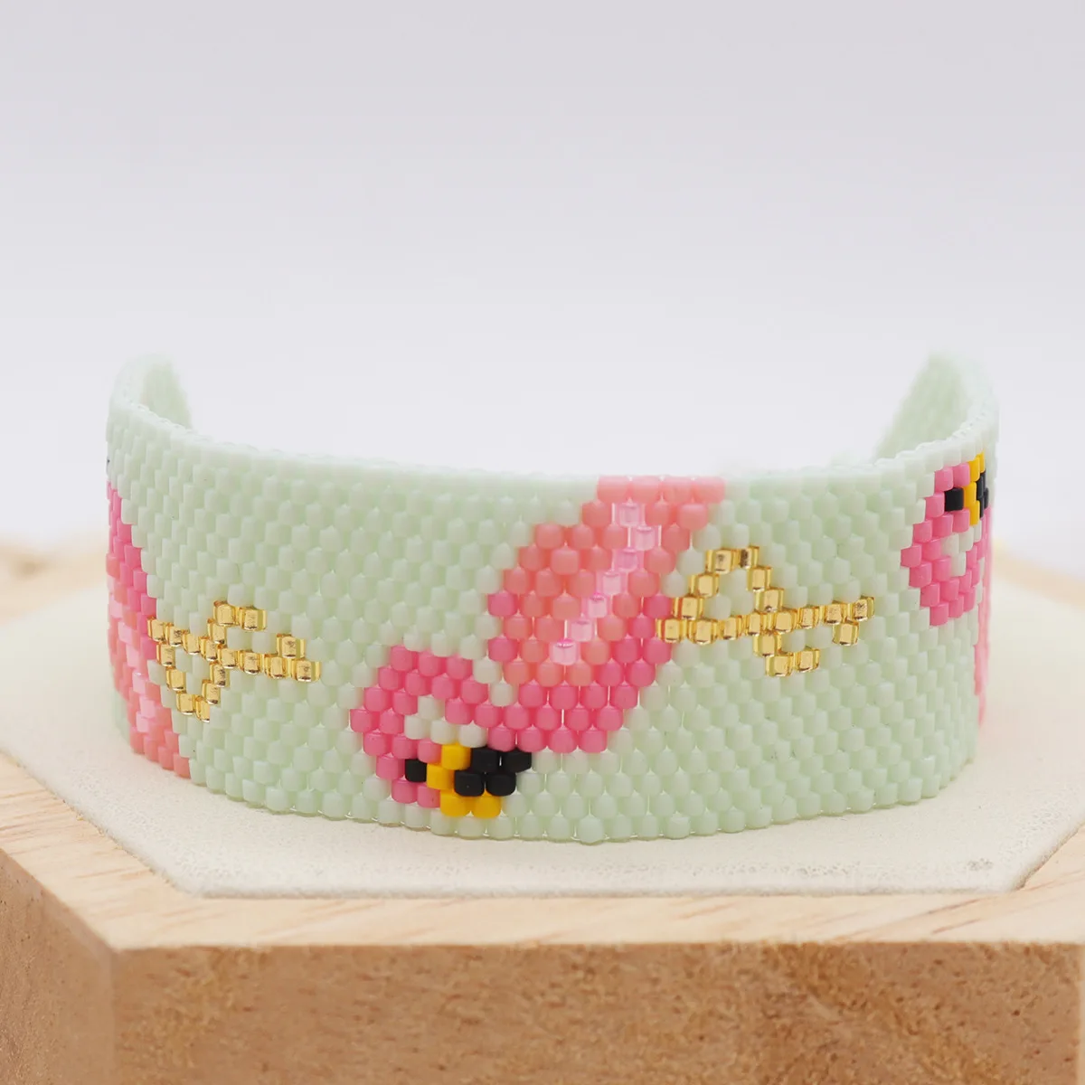 Браслет из рисовых бусин оригинальный дизайн с изображением фламинго ручное