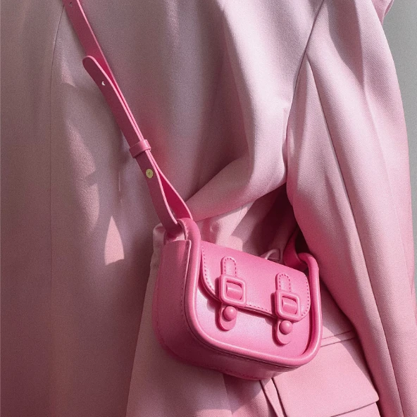 

Нишевая дизайнерская сумка на одно плечо для женщин, розовая популярная миниатюрная сумочка через плечо с гарнитурой и помадой для девушек,...