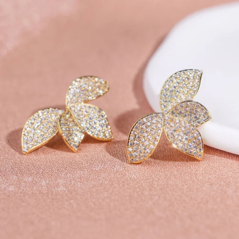 

Yixin New Fashion Micro Paved Leaf Stud Earrings for Women Luxury Cubic Zirconia Bridal Earring Party Wedding Jewelry
