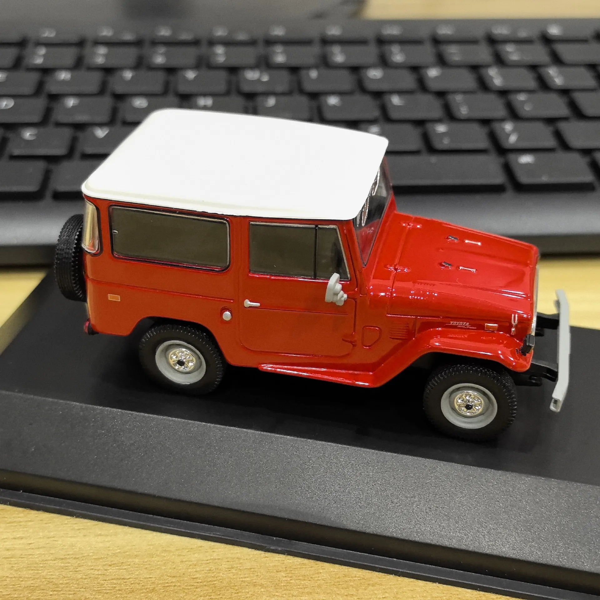 Фото Модель автомобиля TOYOTA FJ40 1973 года, масштаб 1/43, литой сплав, 2-дверная. №5
