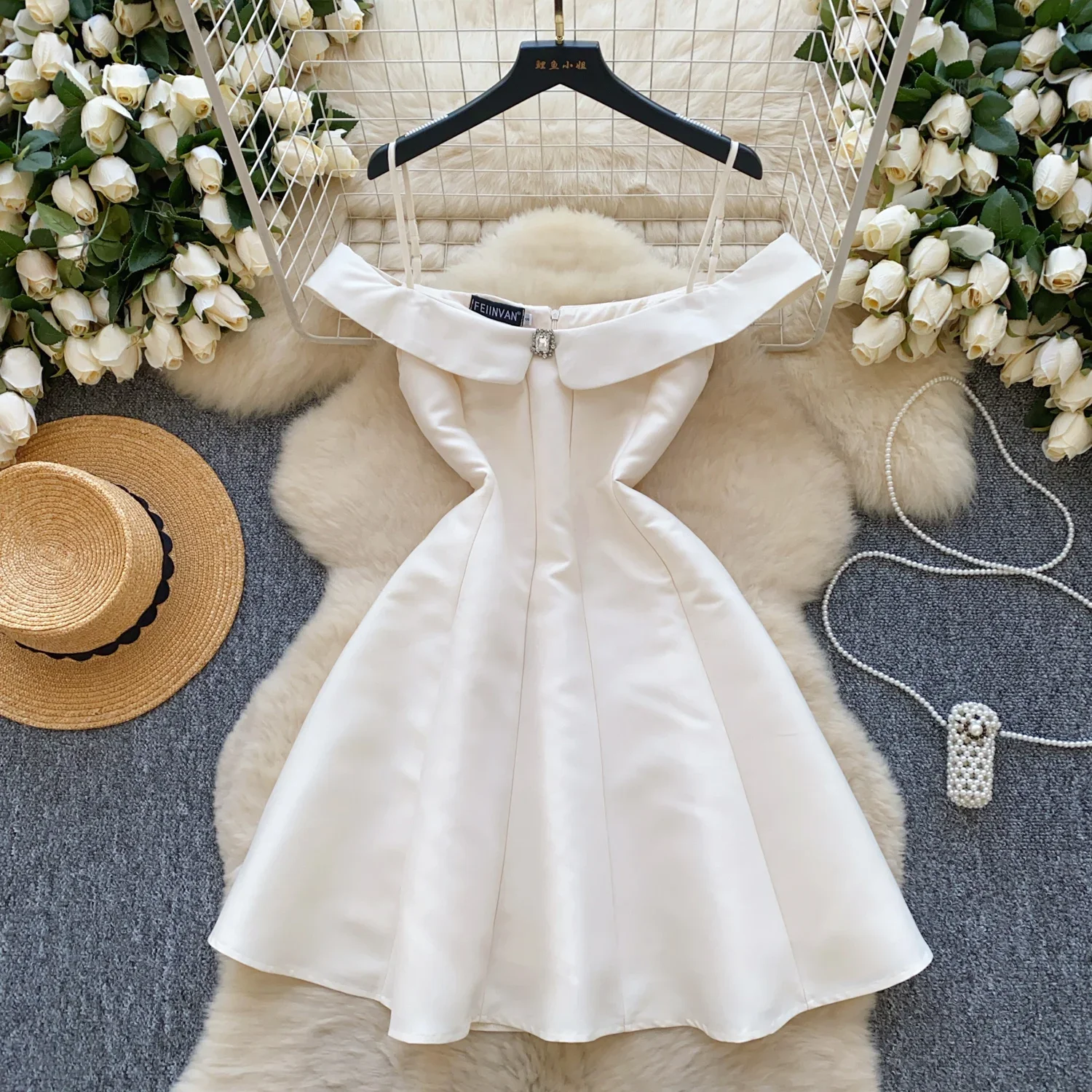 Женское платье без рукавов с разрезом на шее