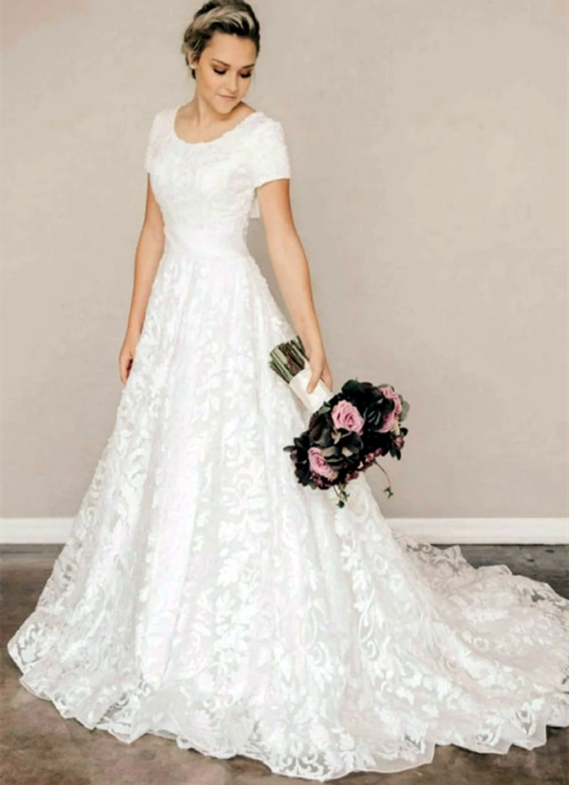 

Vintage Lace A-line Long Modest Wedding Dress With Short Sleeves Scoop Neck Buttons Back Simple Elegant Country Wedding Gowns