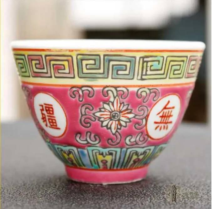 

Розовая керамическая кружка