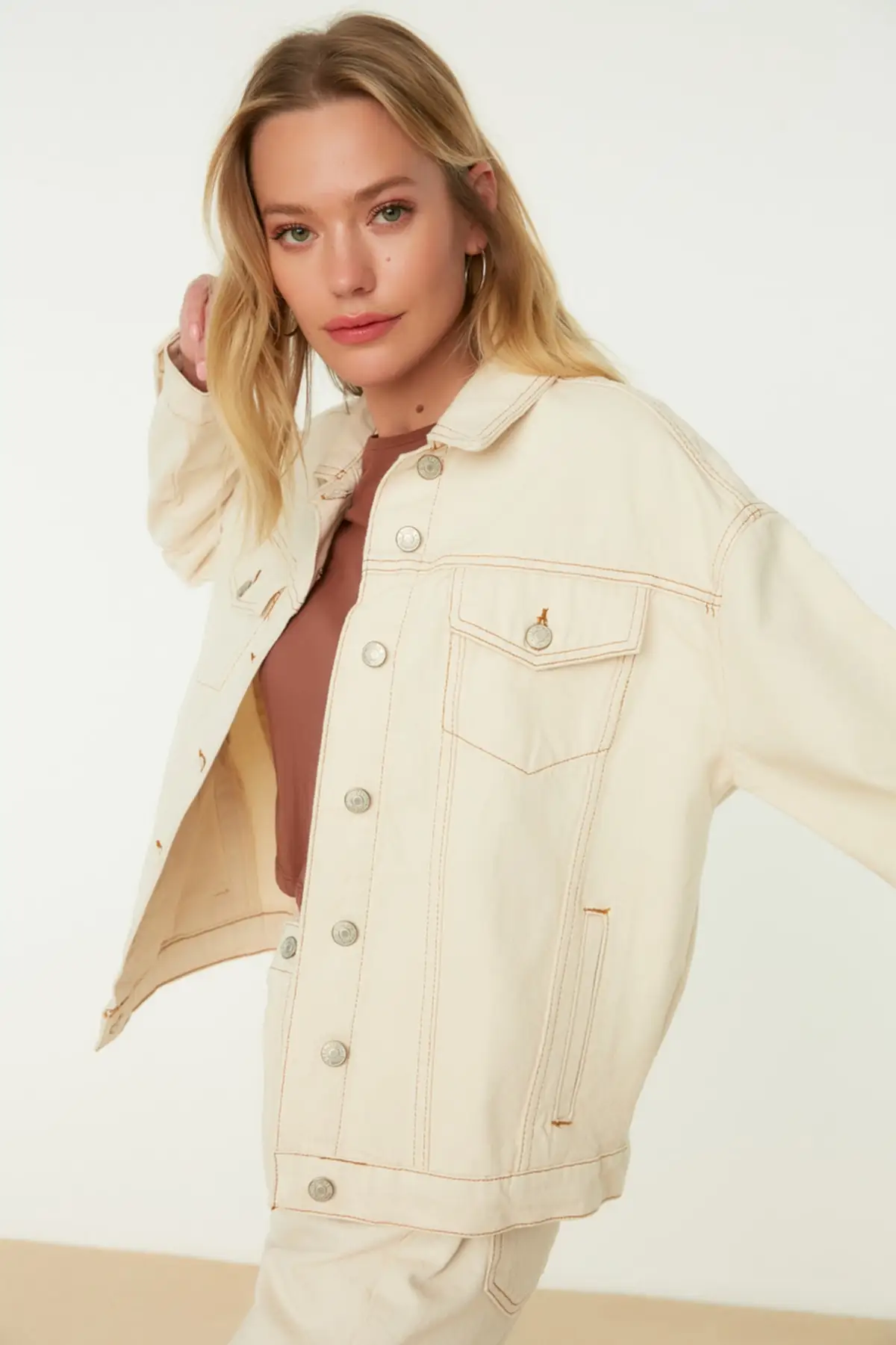 

Базовая джинсовая куртка бежевого цвета twoss20c0105