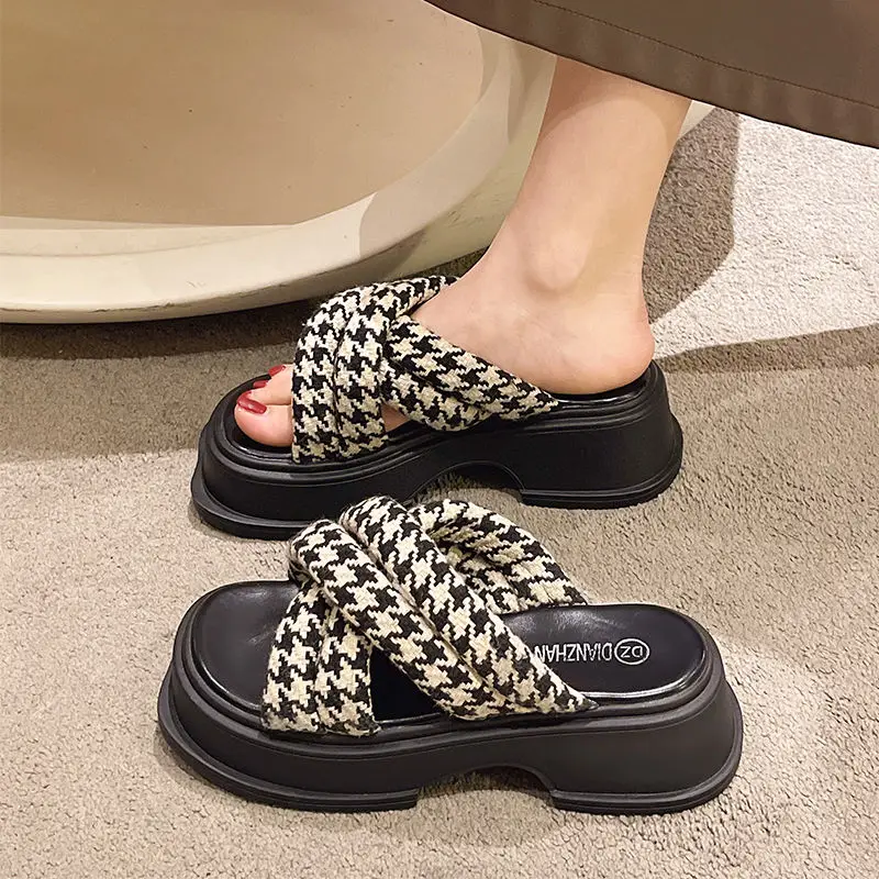 

Сланцы женские на плоской платформе, Мягкие Шлепанцы, модная Роскошная обувь в римском стиле, Искусственная резина, хлопок, 2023