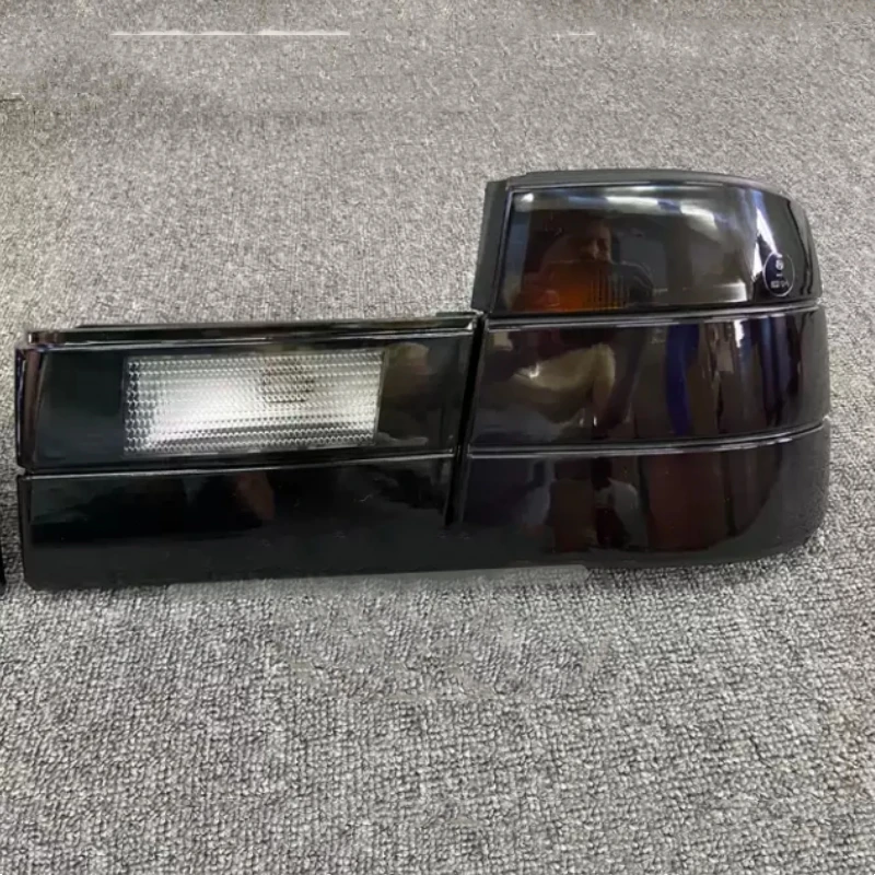 Фото Задний фонарь в сборе для BMW E34, черный, с функциями стоп-сигнала и указателя поворота, тонированный, автоаксессуар №4